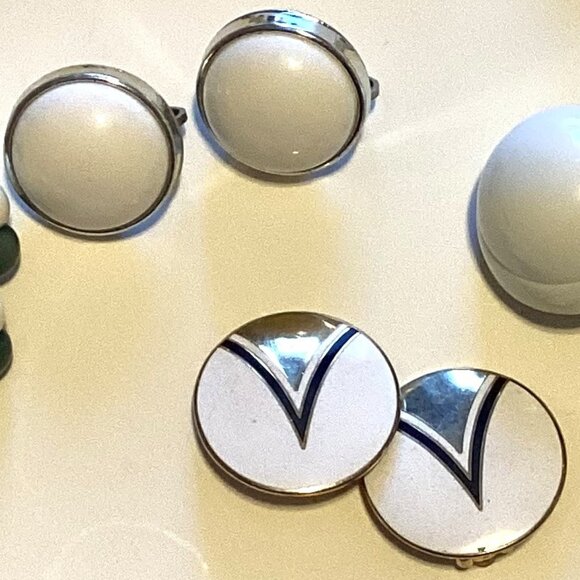 Vintage Costume Jewelry Green White Necklace + 3 Pairs of Clip-on Earrings - Picture 3 of 4